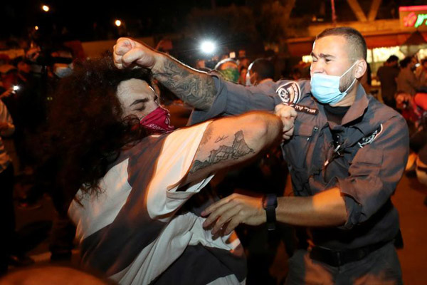 دور دنیا در قاب تصاویر؛ عملیات کشتن زنبورهای قاتل