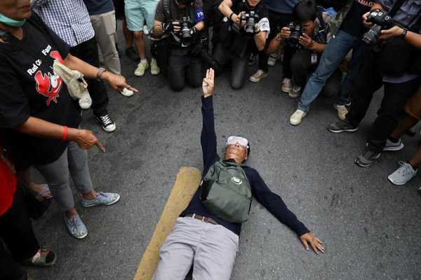 دور دنیا در قاب تصاویر؛ عملیات کشتن زنبورهای قاتل