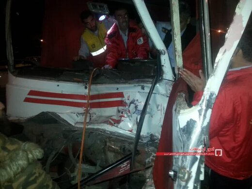 هشت مصدوم در سانحه رانندگی تریلی و مینی بوس در جاده سنتو هشت مصدوم در سانحه رانندگی تریلی و مینی بوس در جاده سنتو