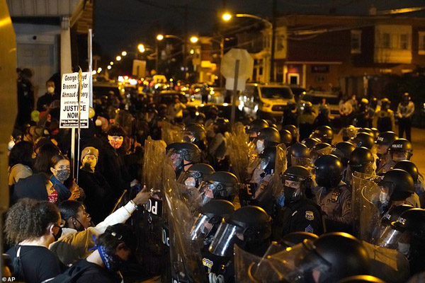 هرج و مرج و غارت در فیلادلفیای آمریکا (تصاویر)