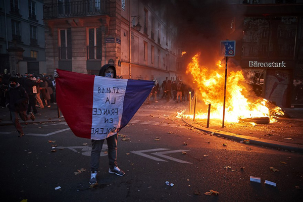 گوزن های گرسنه در تعقیب عابران پیاده / بیمار کرونایی در آغوش پزشک (تصاویر)