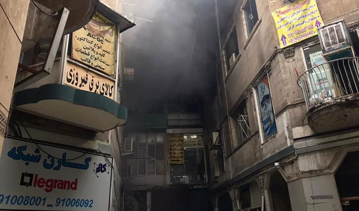 نجات ۱۵ نفر از آتش سوزی ساختمان تجاری در خیابان لاله زار جنوبی تهران