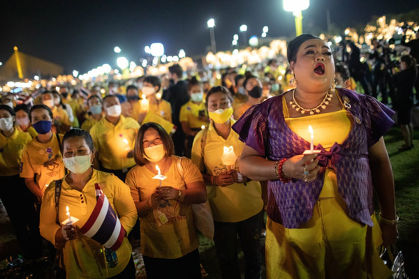 شیطان و فرشته در خیابان / دیدار با همسر از پشت کاور پلاستیکی (تصاویر) شیطان و فرشته در خیابان / دیدار با همسر از پشت کاور پلاستیکی (تصاویر)