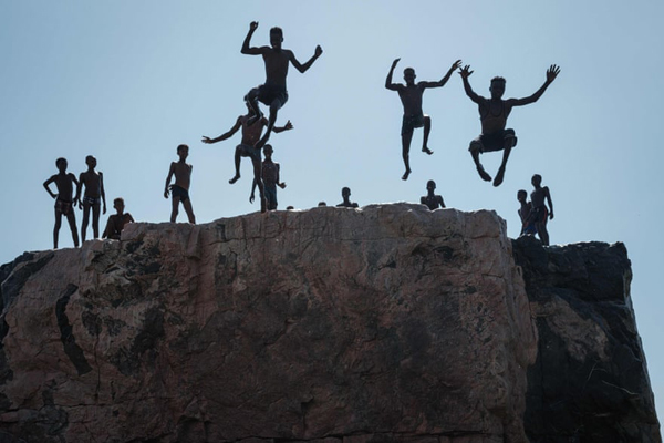 شیطان و فرشته در خیابان / دیدار با همسر از پشت کاور پلاستیکی (تصاویر) شیطان و فرشته در خیابان / دیدار با همسر از پشت کاور پلاستیکی (تصاویر)