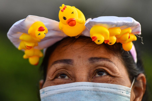 شیطان و فرشته در خیابان / دیدار با همسر از پشت کاور پلاستیکی (تصاویر) شیطان و فرشته در خیابان / دیدار با همسر از پشت کاور پلاستیکی (تصاویر)