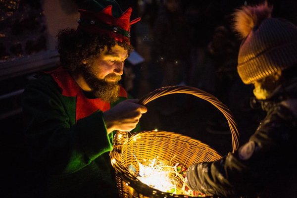 شیطان و فرشته در خیابان / دیدار با همسر از پشت کاور پلاستیکی (تصاویر) شیطان و فرشته در خیابان / دیدار با همسر از پشت کاور پلاستیکی (تصاویر)