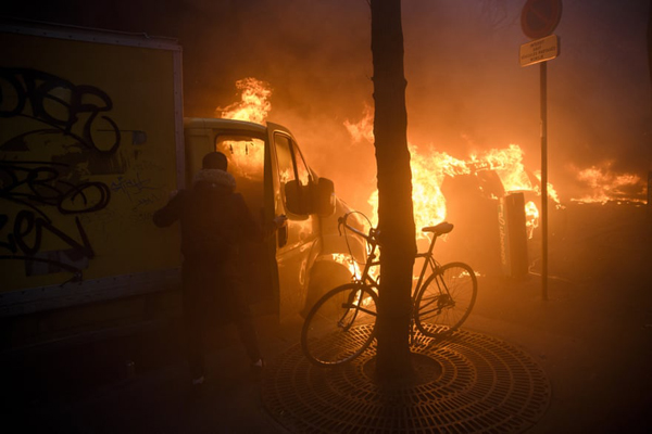 شیطان و فرشته در خیابان / دیدار با همسر از پشت کاور پلاستیکی (تصاویر) شیطان و فرشته در خیابان / دیدار با همسر از پشت کاور پلاستیکی (تصاویر)