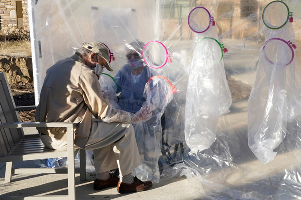 شیطان و فرشته در خیابان / دیدار با همسر از پشت کاور پلاستیکی (تصاویر) شیطان و فرشته در خیابان / دیدار با همسر از پشت کاور پلاستیکی (تصاویر)