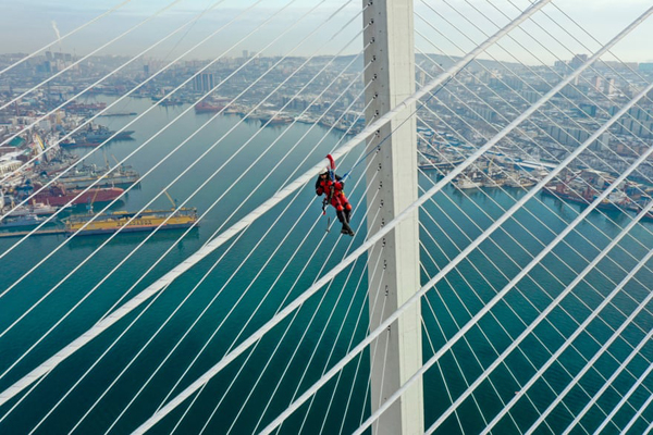 شیطان و فرشته در خیابان / دیدار با همسر از پشت کاور پلاستیکی (تصاویر) شیطان و فرشته در خیابان / دیدار با همسر از پشت کاور پلاستیکی (تصاویر)