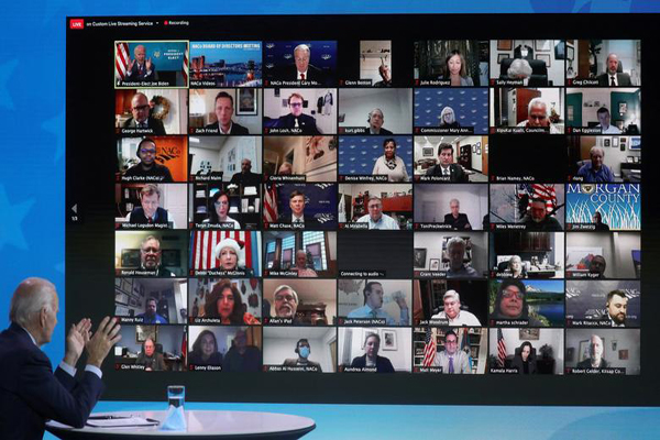 لذت آب تنی در میان فقر / بابانوئلِ معلق (تصاویر) لذت آب تنی در میان فقر / بابانوئلِ معلق (تصاویر)