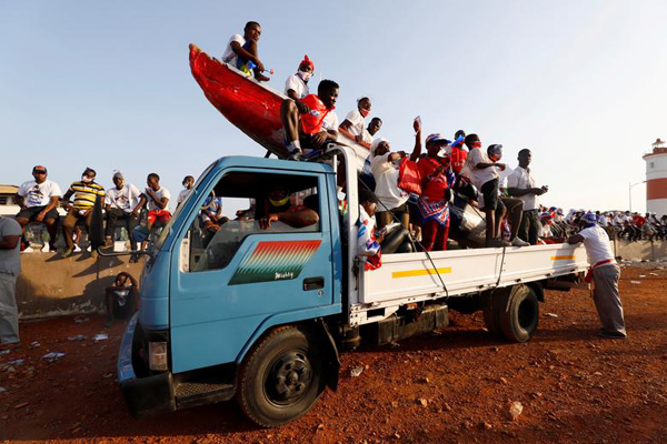 لذت آب تنی در میان فقر / بابانوئلِ معلق (تصاویر) لذت آب تنی در میان فقر / بابانوئلِ معلق (تصاویر)