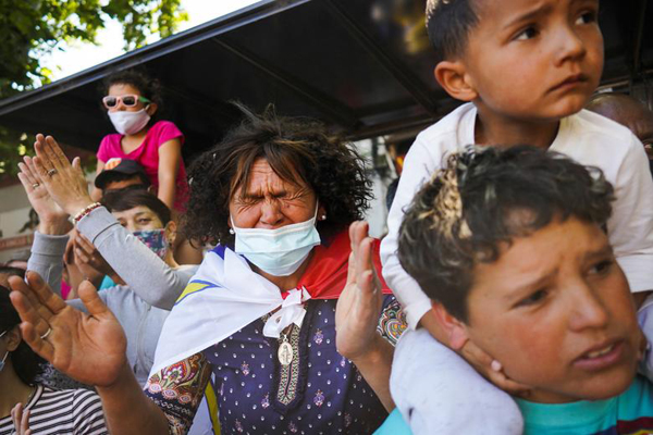 لذت آب تنی در میان فقر / بابانوئلِ معلق (تصاویر) لذت آب تنی در میان فقر / بابانوئلِ معلق (تصاویر)