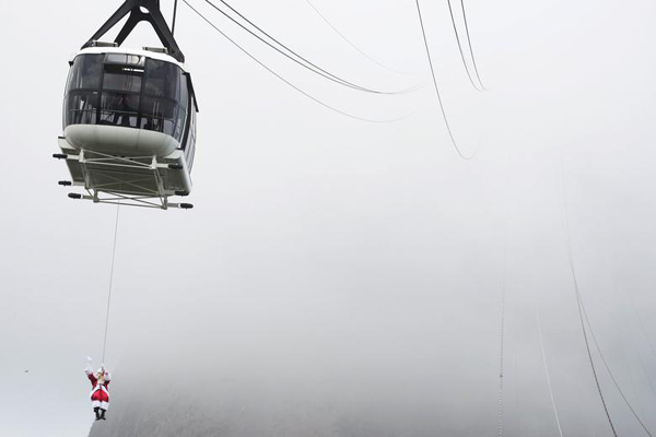 لذت آب تنی در میان فقر / بابانوئلِ معلق (تصاویر) لذت آب تنی در میان فقر / بابانوئلِ معلق (تصاویر)