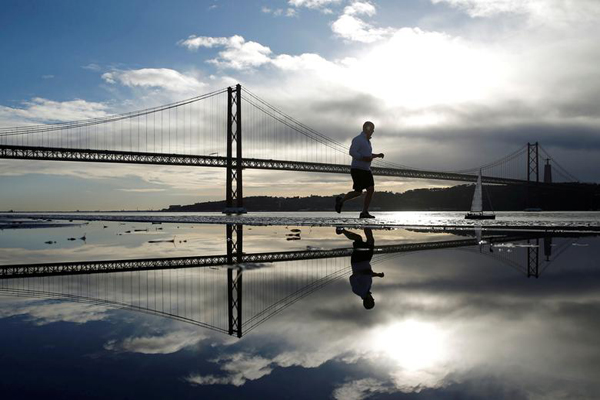 لذت آب تنی در میان فقر / بابانوئلِ معلق (تصاویر) لذت آب تنی در میان فقر / بابانوئلِ معلق (تصاویر)