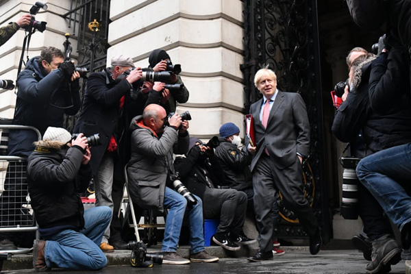 معلق میان زمین و هوا / قطار شلوغ در اوج کرونا (تصاویر) معلق میان زمین و هوا / قطار شلوغ در اوج کرونا (تصاویر)