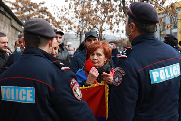 معلق میان زمین و هوا / قطار شلوغ در اوج کرونا (تصاویر) معلق میان زمین و هوا / قطار شلوغ در اوج کرونا (تصاویر)