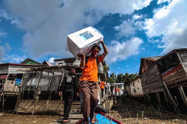 معلق میان زمین و هوا / قطار شلوغ در اوج کرونا (تصاویر) معلق میان زمین و هوا / قطار شلوغ در اوج کرونا (تصاویر)