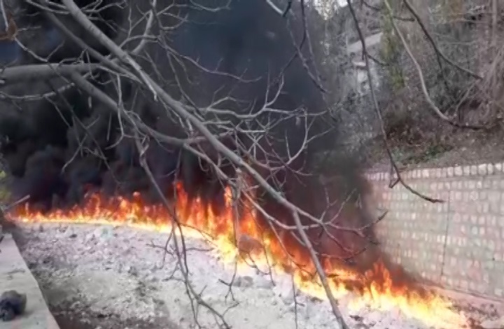 شکستگی و آتش سوزی خط لوله نفت در میانکوه شهرستان اردل شکستگی و آتش سوزی خط لوله نفت در میانکوه شهرستان اردل