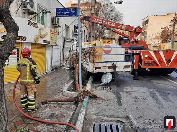 برخورد کامیونت با مغازه های خیابان دولت در تهران (+تصاویر)