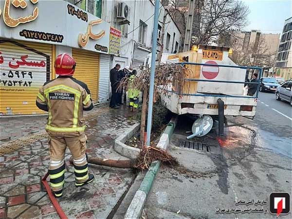 برخورد کامیونت با مغازه های خیابان دولت در تهران (+تصاویر)