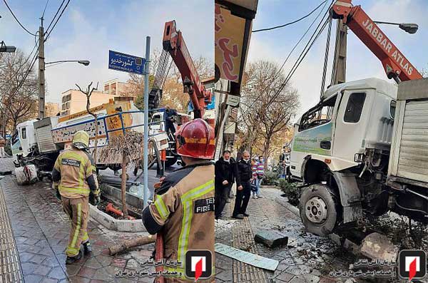 برخورد کامیونت با مغازه های خیابان دولت در تهران (+تصاویر)