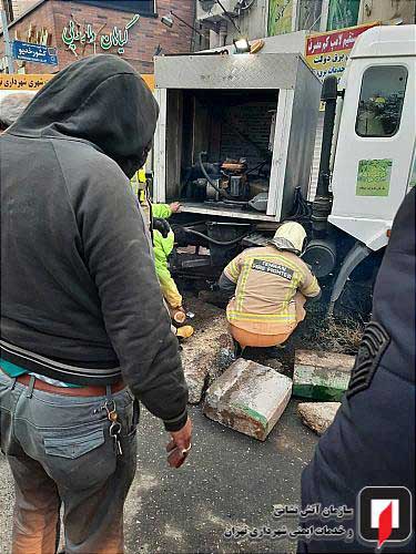 برخورد کامیونت با مغازه های خیابان دولت در تهران (+تصاویر)