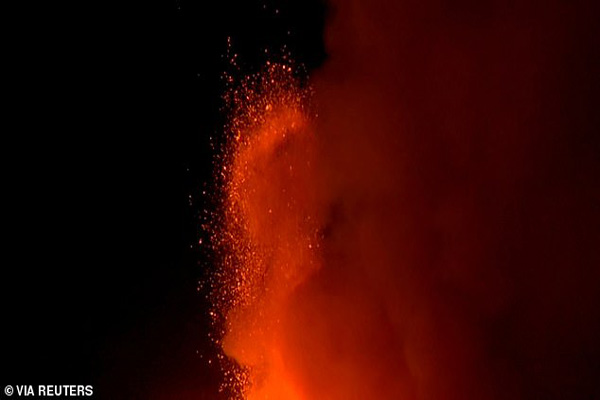 فوران شدید یک کوه آتشفشان (تصاویر) فوران شدید یک کوه آتشفشان (تصاویر)