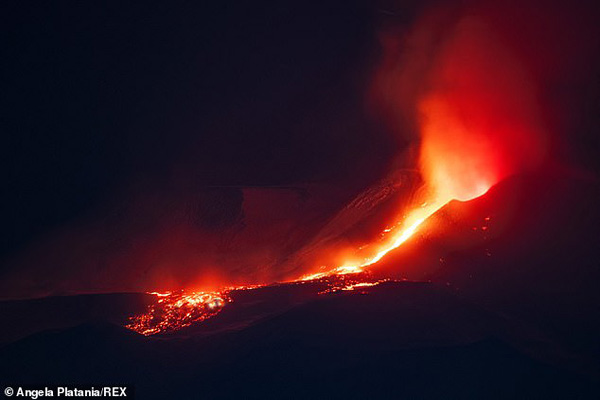 فوران شدید یک کوه آتشفشان (تصاویر) فوران شدید یک کوه آتشفشان (تصاویر)