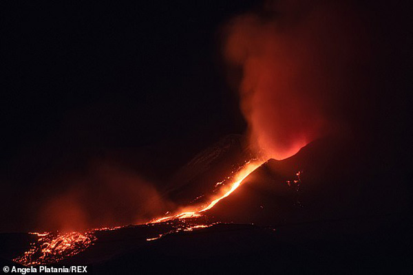 فوران شدید یک کوه آتشفشان (تصاویر) فوران شدید یک کوه آتشفشان (تصاویر)