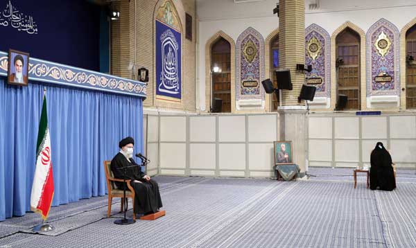 دیدار دست‌اندرکاران مراسم سالگرد شهادت حاج قاسم سلیمانی و خانواده شهید سلیمانی با رهبر انقلاب (+عکس)