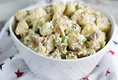 طرز تهیه سالاد سیب زمینی با سس خامه ای