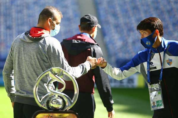 عکس یادگاری سرمربی و کاپیتان‌های پرسپولیس و اولسان با جام قهرمانی (تصاویر)