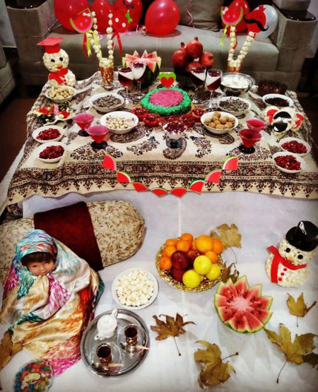 تزیین سفره شب یلدا 99 تزیین سفره شب یلدا 99