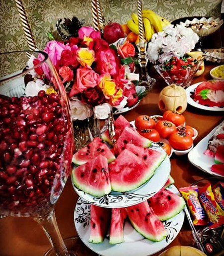 تزیین سفره شب یلدا 99 تزیین سفره شب یلدا 99