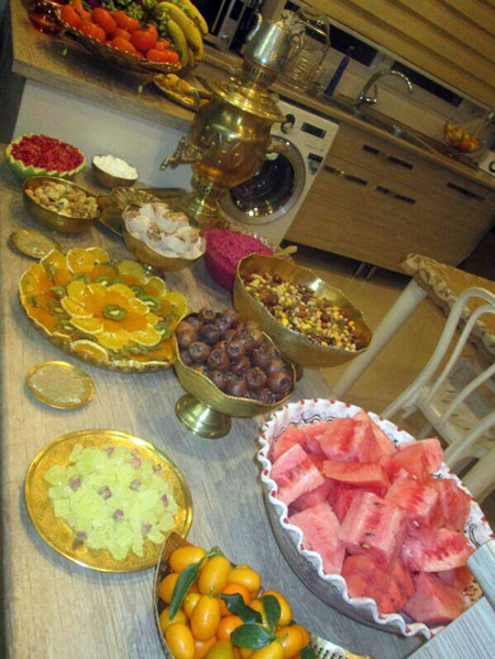 تزیین سفره شب یلدا 99 تزیین سفره شب یلدا 99