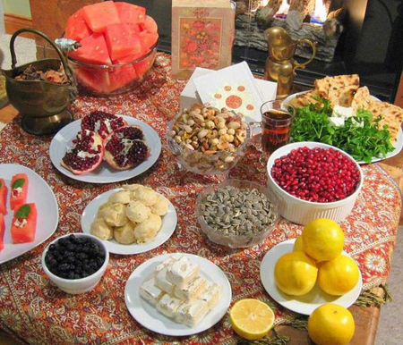 تزیین سفره شب یلدا 99 تزیین سفره شب یلدا 99