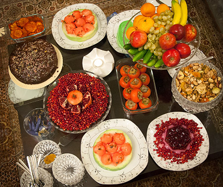 تزیین سفره شب یلدا 99 تزیین سفره شب یلدا 99