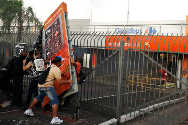 جنجال و بحران جدید در برزیل (تصاویر) جنجال و بحران جدید در برزیل (تصاویر)