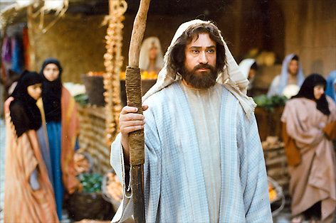 ماجرای  ولادت حضرت ابراهیم و در امان ماندن از گزند نمرود