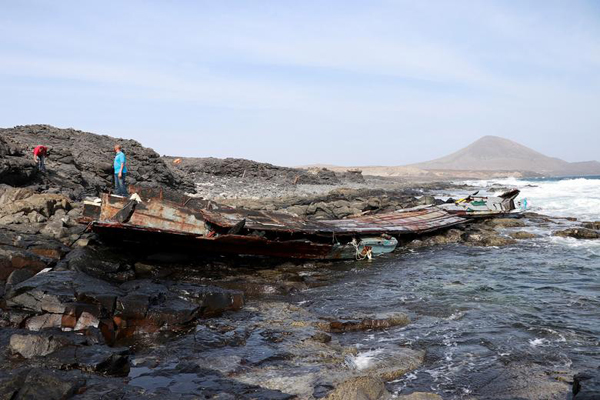 حمل سرنوشت یک کشور با موتور! / سرنوشت نامشخص سرنشینان یک قایق (تصاویر)