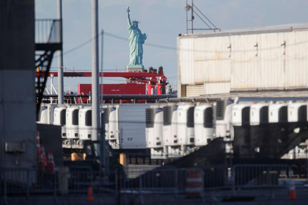 حمله دسته جمعی اجساد / آخرین دست تکان دادن های ملانیا (تصاویر) حمله دسته جمعی اجساد / آخرین دست تکان دادن های ملانیا (تصاویر)