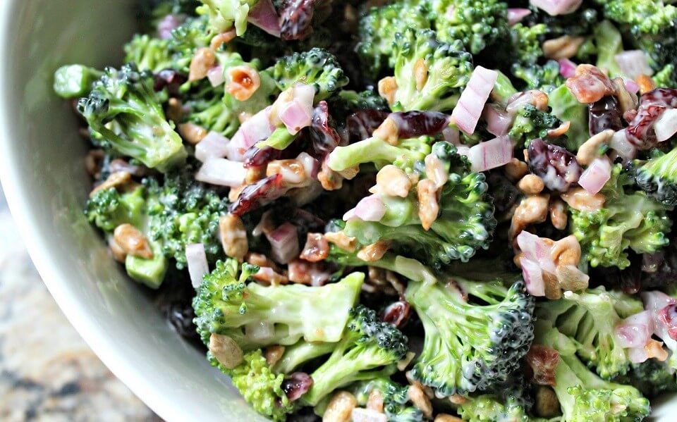 طرز تهیه سالاد کلم بروکلی و کشمش