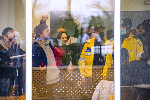 تلاش برای دستگیری فرد زخمی در آمبولانس / معمای یک تکه فلز عجیب (تصاویر)