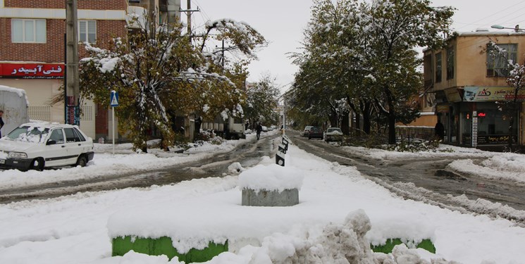 برف راه ۱۲۰ روستای سقز را مسدود کرد/ تردد در محورهای اصلی با زنجیر چرخ امکان‌پذیر است