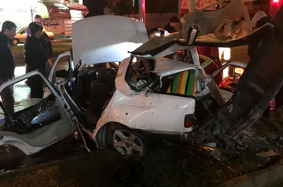 برخورد شدید خودروی سواری پژو با تیر چراغ برق/ ۲ نفر جان باختند