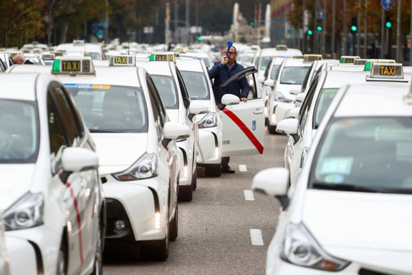 زد و خورد نمایندگان مجلس با چاشنی پرتاب روده خوک (تصاویر)