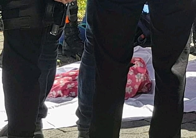 مادر ۱۸ ساله نوزادش را به کانال آب پرت کرد تا بمیرد مادر ۱۸ ساله نوزادش را به کانال آب پرت کرد تا بمیرد