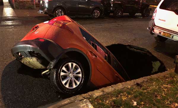 گودال خیابان خودرو را بلعید! (+تصاویر) گودال خیابان خودرو را بلعید! (+تصاویر)