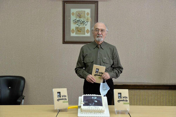 کتاب زندگی پرویز پورحسینی نوشته شده است