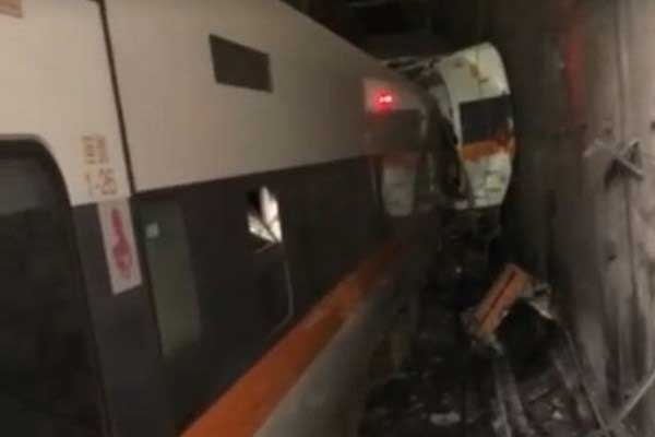 تصادف مرگبار قطار و کامیون در تایوان با 36 کشته (+فیلم و تصاویر) تصادف مرگبار قطار و کامیون در تایوان با 36 کشته (+فیلم و تصاویر)